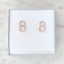 Load image into Gallery viewer, Twig infinity Link Earrings