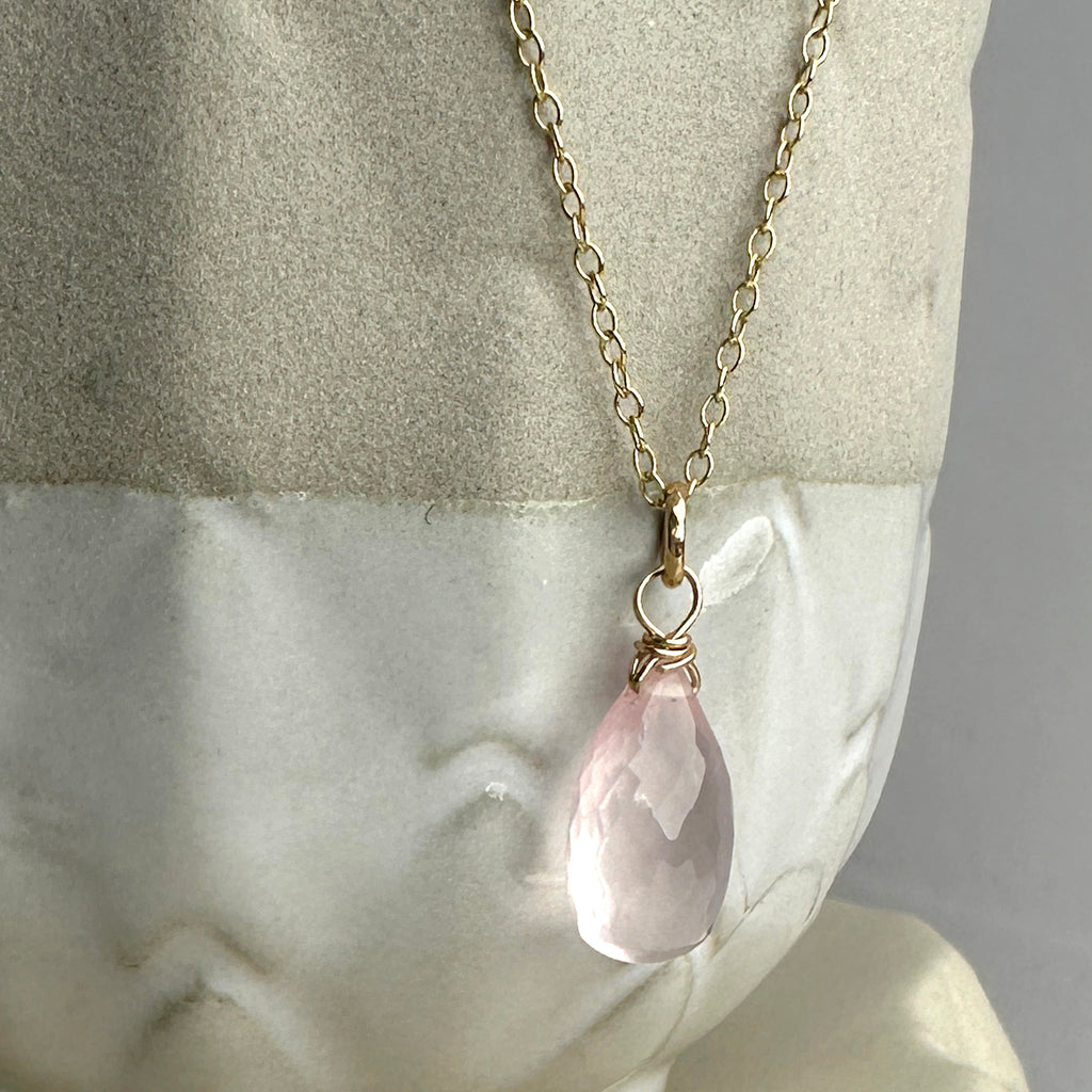 Necklace in 9 carat yellow gold with micro faceted rose quartz