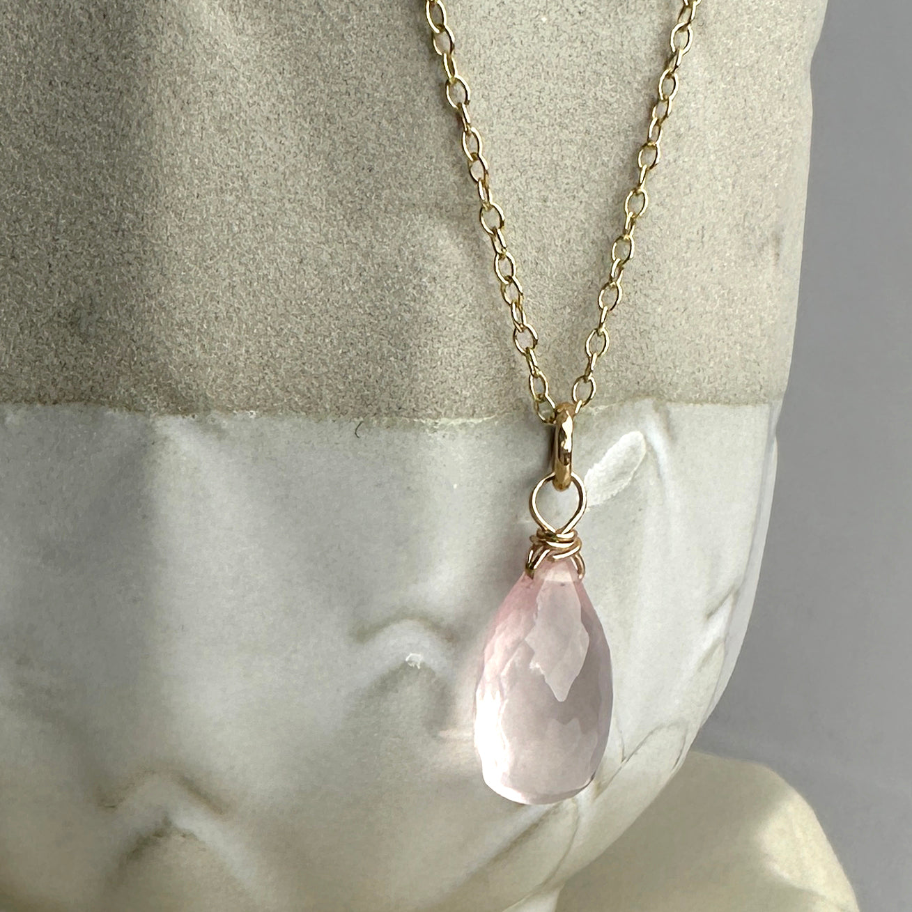 Necklace in 9 carat yellow gold with micro faceted rose quartz