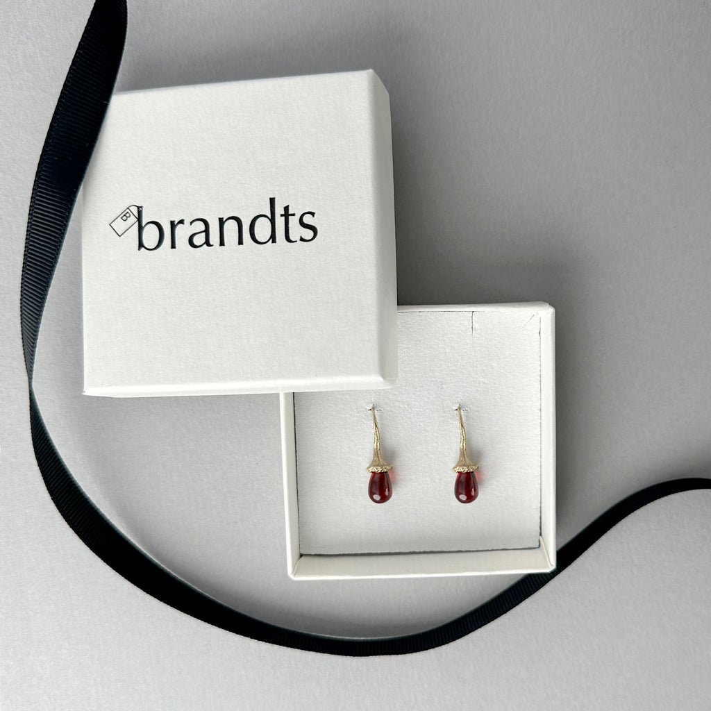 Drop Earrings in 9 carat gold with smooth sapphire drops