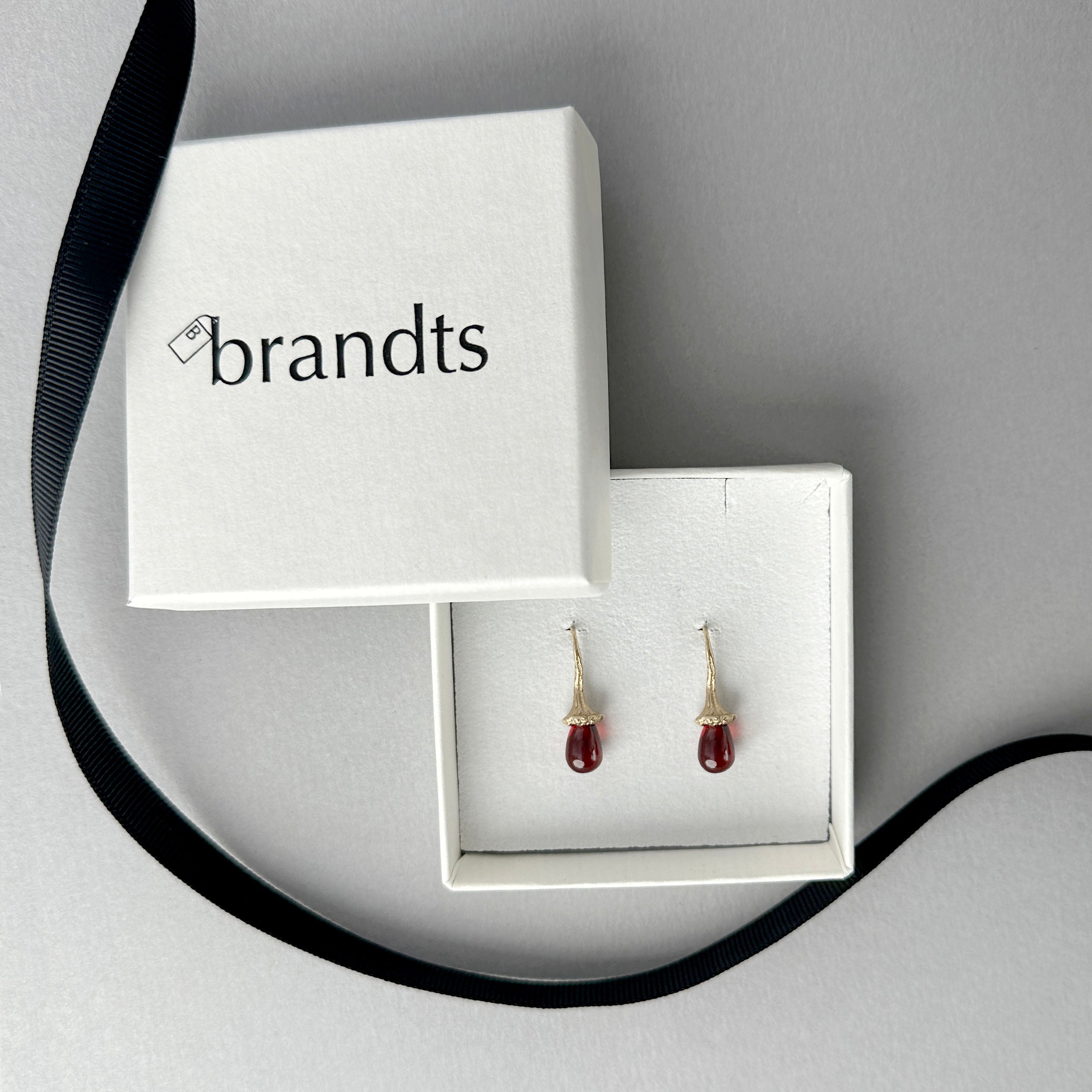 Drop Earrings in 9 carat gold with smooth sapphire drops