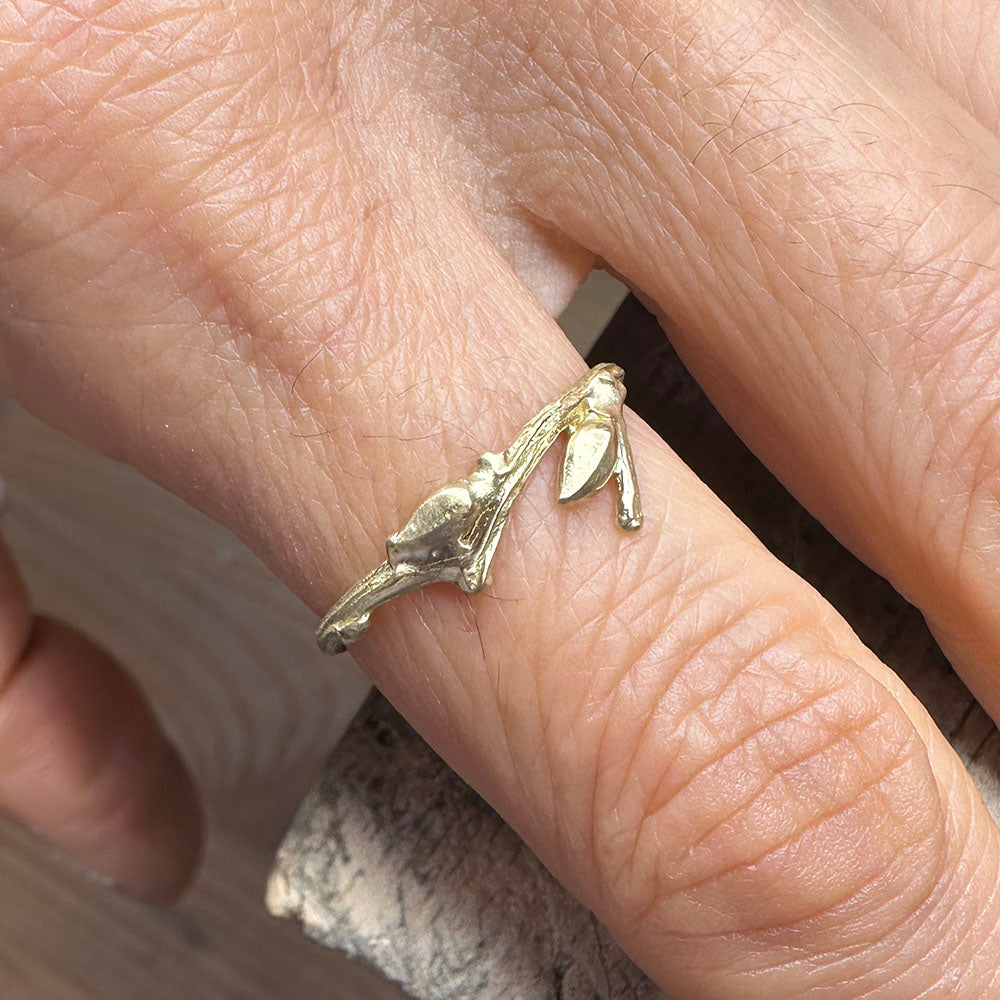 Willow Twig Ring in 18 carat gold