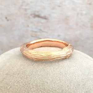 Twig wedding ring for men with woodgrain texture in 9 carat gold