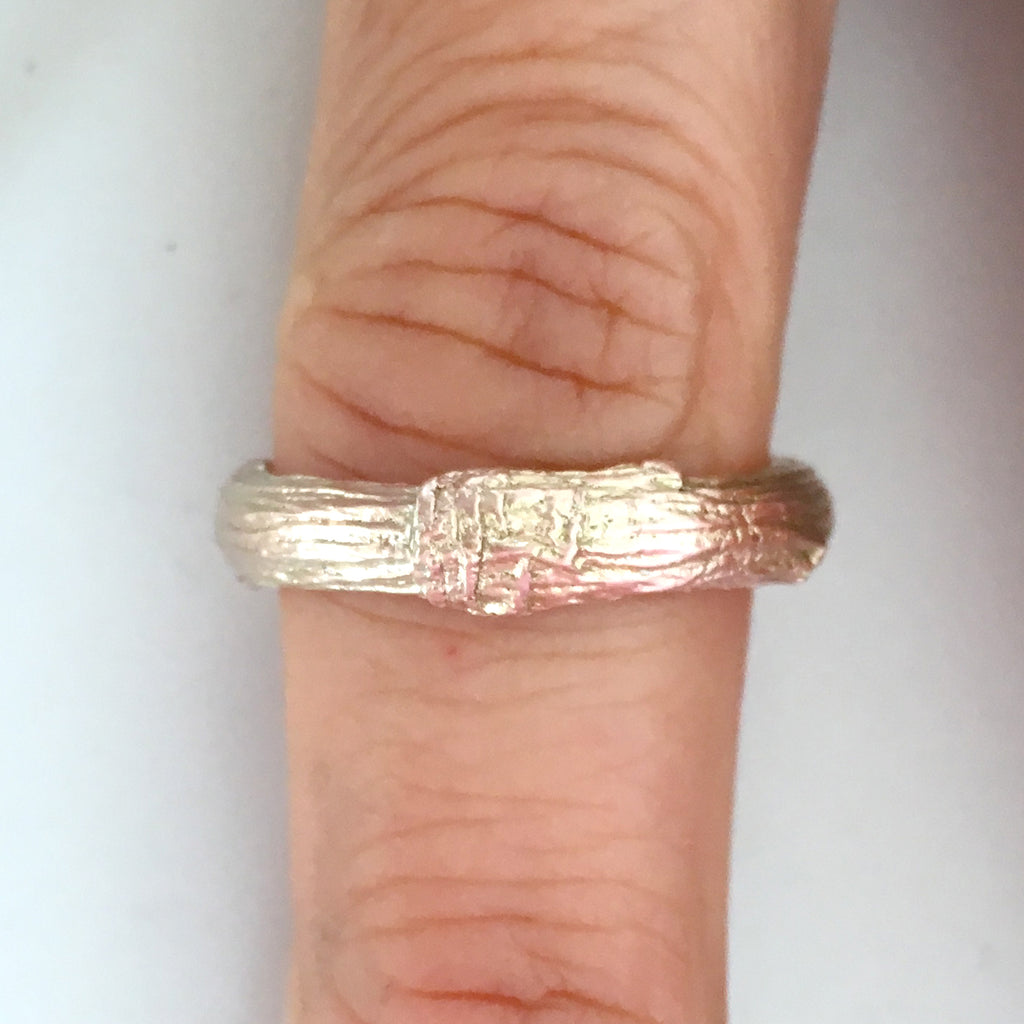 Twig wedding ring for men with woodgrain texture in 9 carat gold