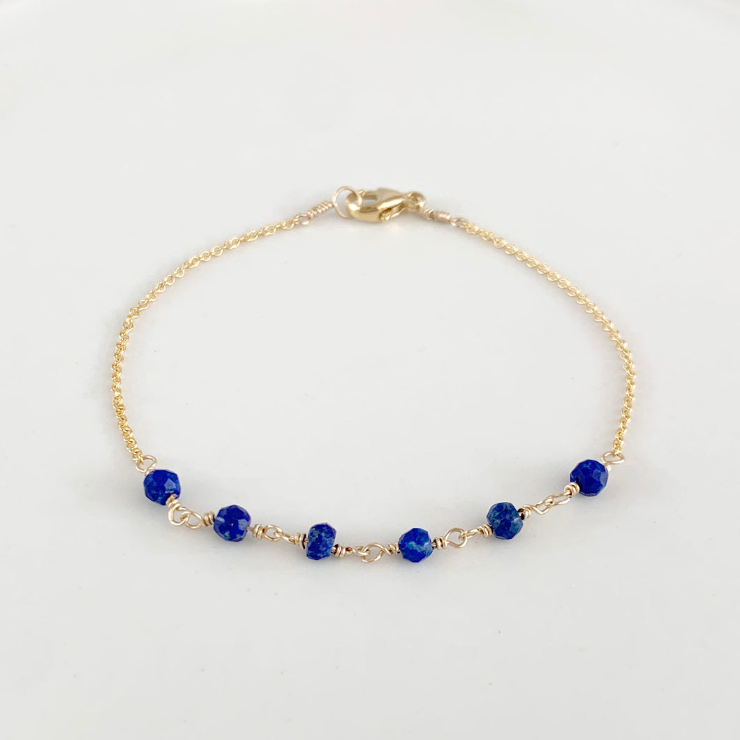 Dainty Chain bracelet with lapis lazuli