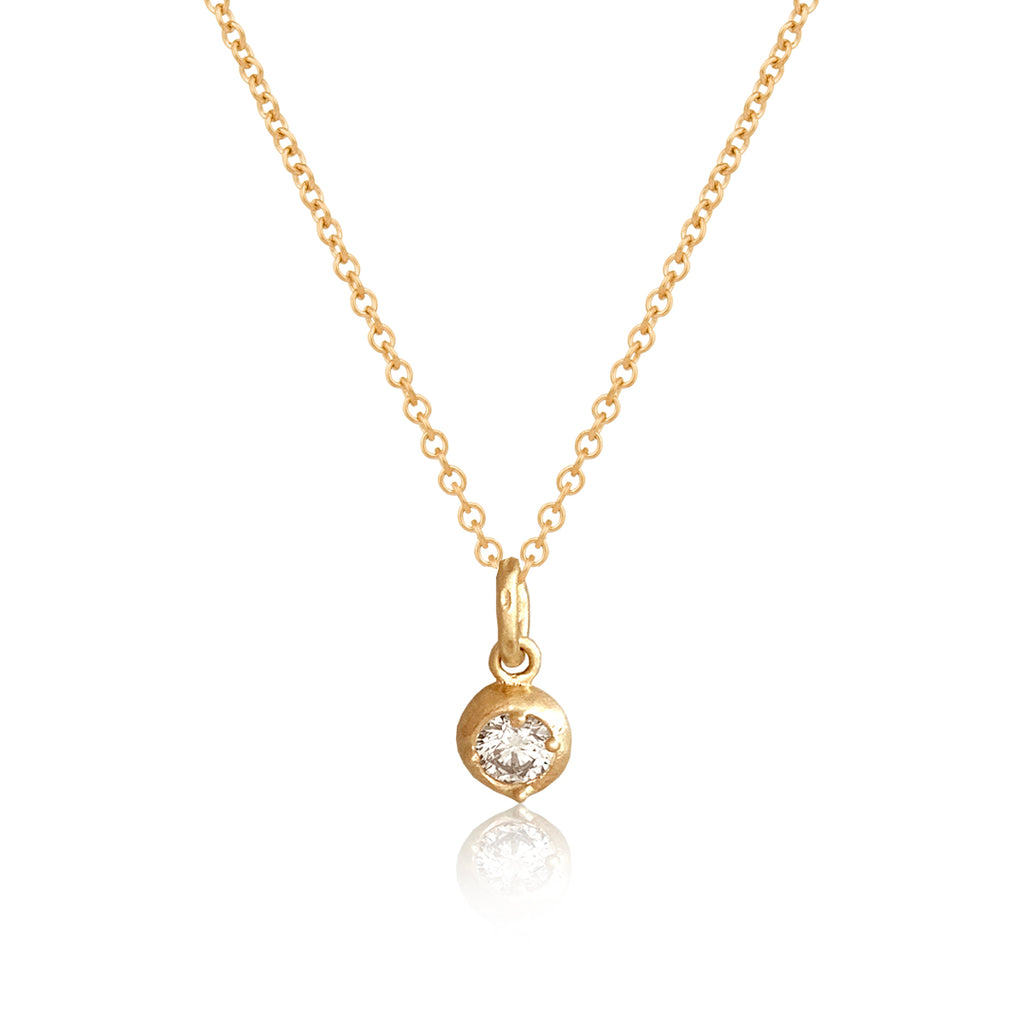 Gold pendant necklace set with 3mm diamond