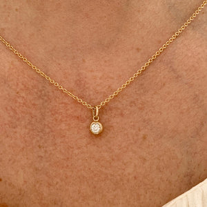 Gold pendant necklace set with 3mm diamond