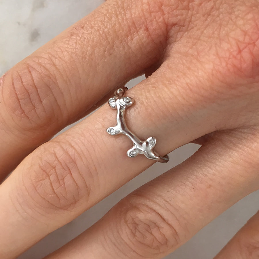 Twig Wedding Ring in 18 carat gold with 5 diamonds